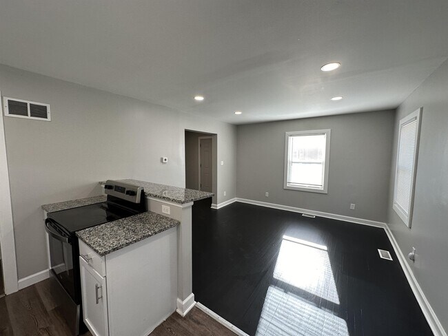 Building Photo - 1915 Auburn St