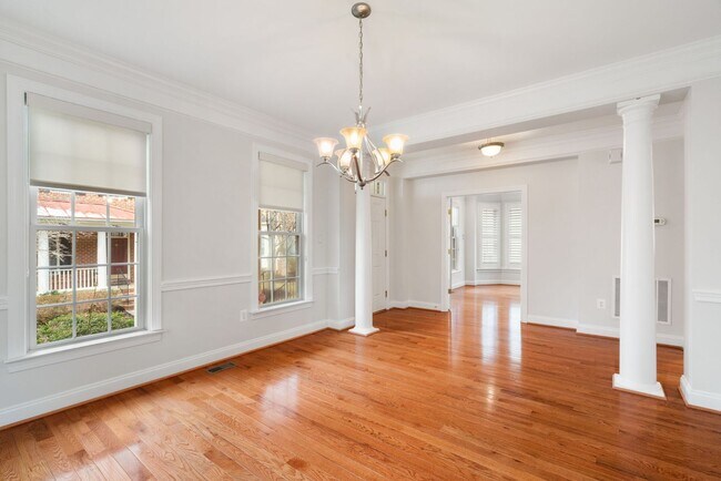 Building Photo - Stunning 4 level detached home close to the Mosaic District in Fairfax!