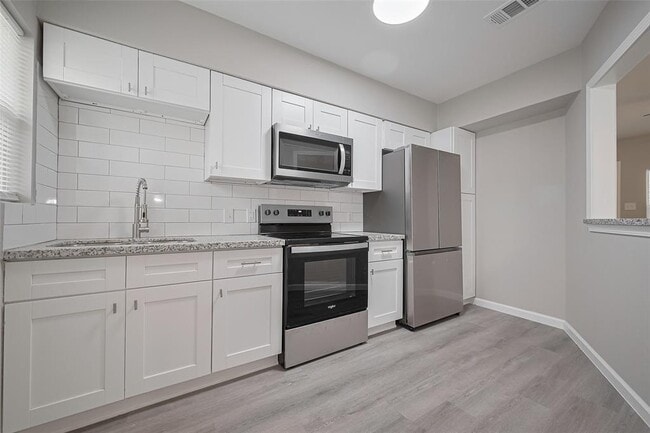 Building Photo - 1732 W 6th St