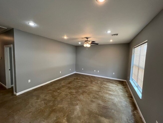 Building Photo - 2 Bedroom 1 Bath Apartment