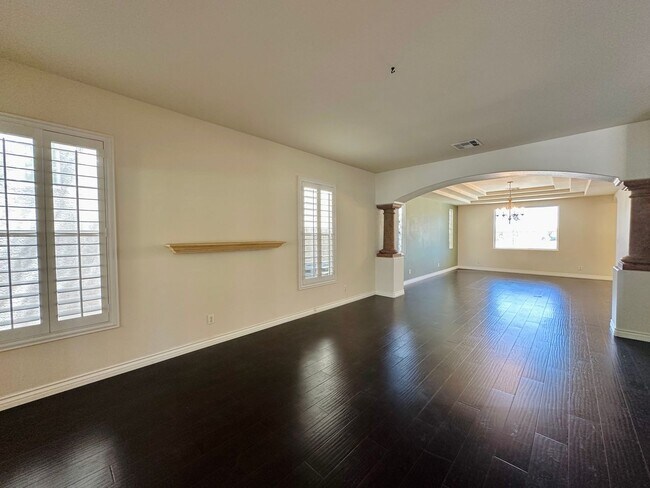Building Photo - GORGEOUS 2 STORY HOME WITH A GRAND ENTRY &...