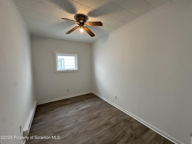 Building Photo - 732 Main St