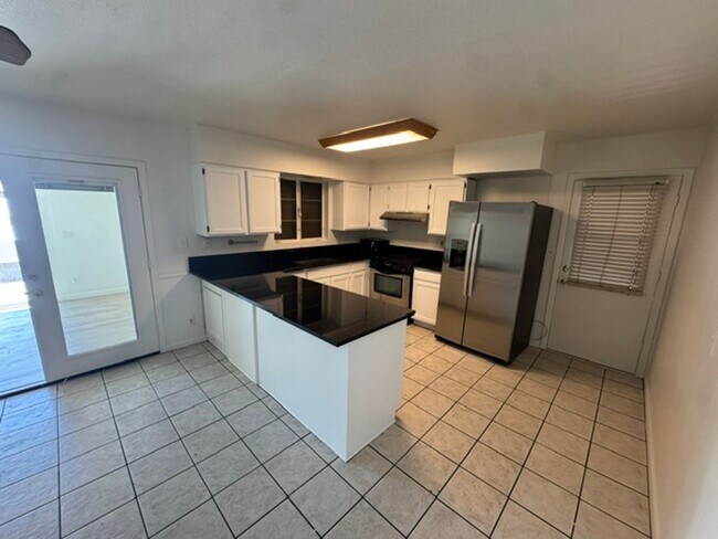Building Photo - 727 E Vista Del Cerro Dr