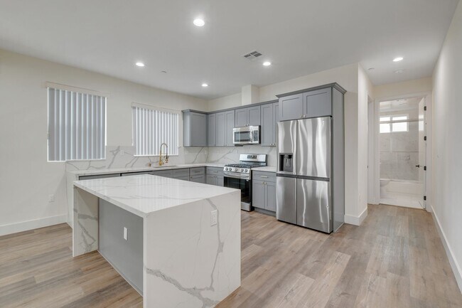 Building Photo - 4 Bed / 4 Bath Townhome in Sawtelle