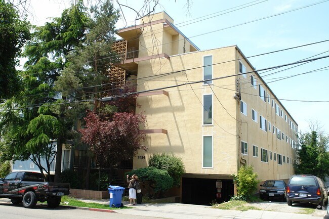 Primary Photo - 2534 Benvenue Ave
