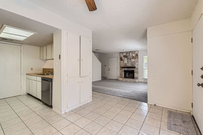Building Photo - 2 Bedroom Condo in West Lake Hills- Eanes ISD