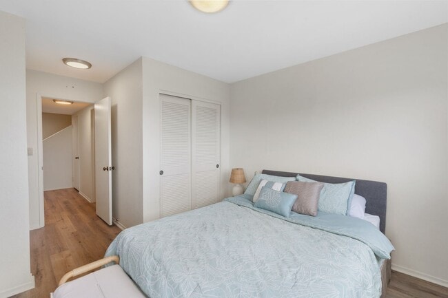 Building Photo - Stunning Lake View Townhome – 3 Bed, 2 Bat...