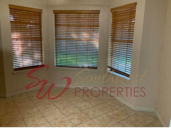 Building Photo - Spacious 3 bedroom 2 bath with lots of par...