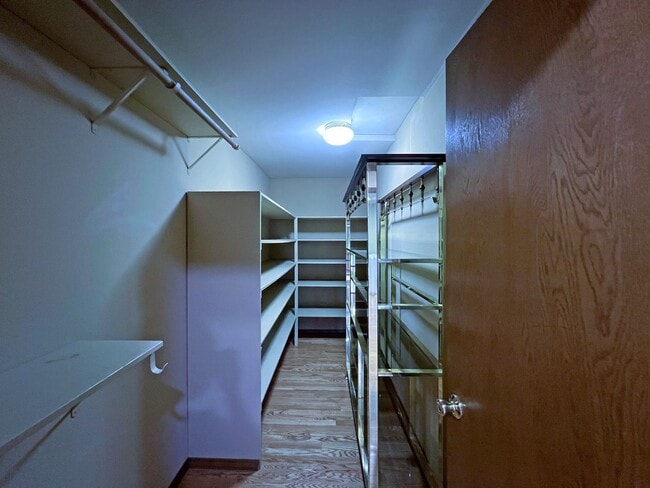 Building Photo - Gated Sound view home Des Moines area, 4 bed plus den 2.5 bath 3900 s/f, Available NOW!!!