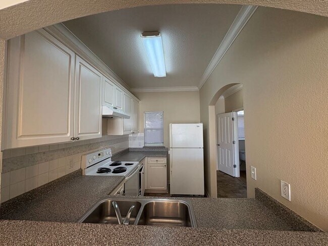 Building Photo - Ground Level, Two Bedroom Condo in Davis Oaks