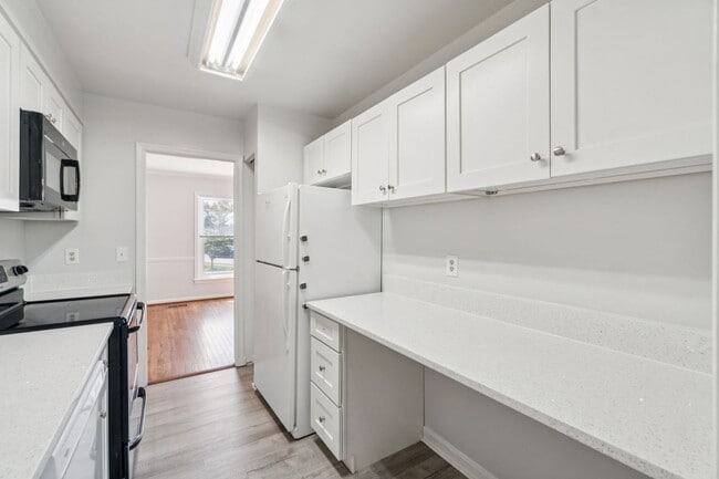 Building Photo - Wonderful, 4 level Arlington Brick townhome!