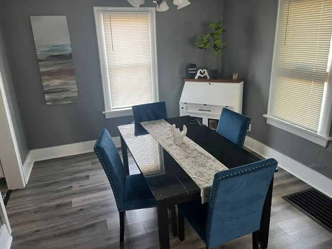 Building Photo - 207 New York St