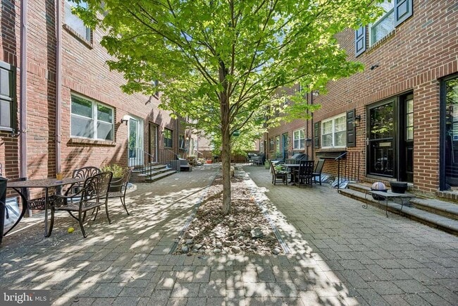 Building Photo - 517 S Randolph Ct