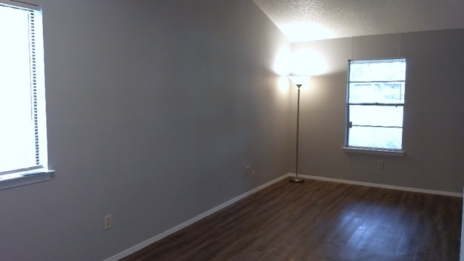Building Photo - 1620 W Braker Ln