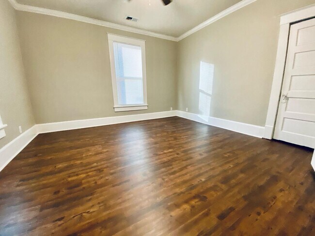 Building Photo - 3 bedroom, 2 bathroom recently updated in Cooper Young