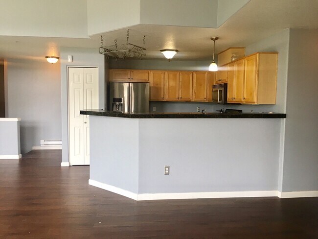 Building Photo - Gorgeous 2BD Condo in Desirable Progress Ridge Location!  High End Finishes, Great View!