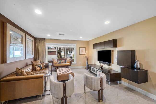 Building Photo - 3509 NW 26th Ct