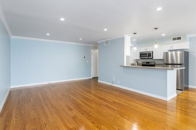 Building Photo - Remodeled 2 BEDROOM/2 BATH in the Heart of...
