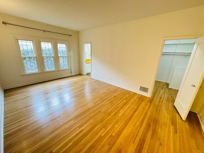 Building Photo - 902-360 N MANSFIELD AVE