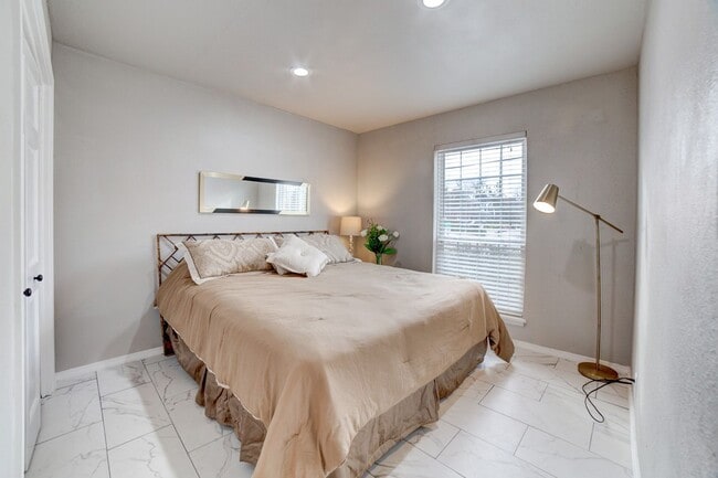 Building Photo - Fully furnished condo unit - all bills paid