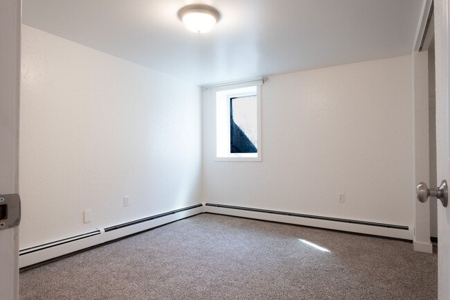 Building Photo - Diamond in the rough! Newly renovated interior - 5 Bed 2 Bath!