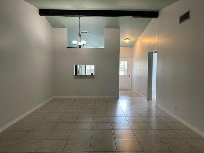 Building Photo - 725 Sunny Pine Way