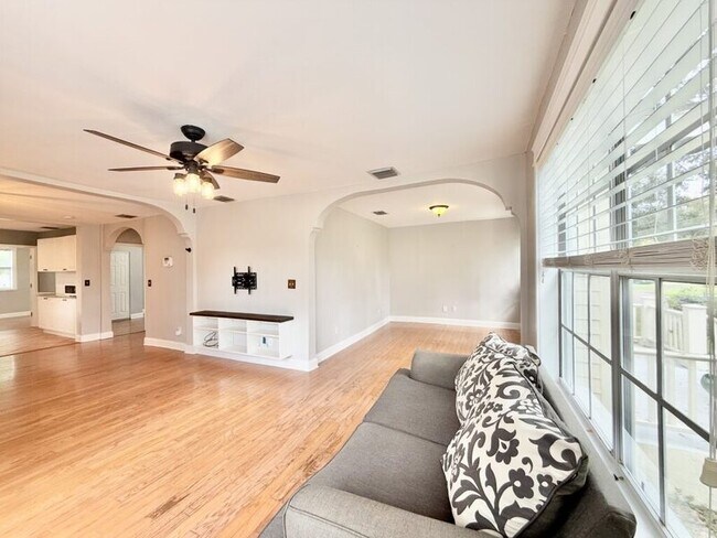 Building Photo - 909 W Fribley St