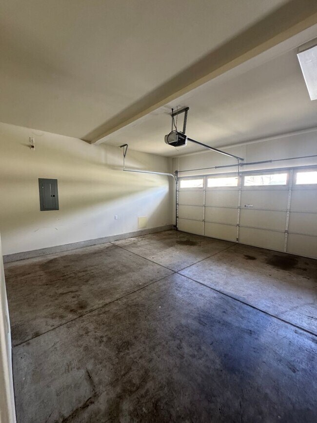 Building Photo - Beautiful 3 Bedroom with 2.5 Bathroom Home...