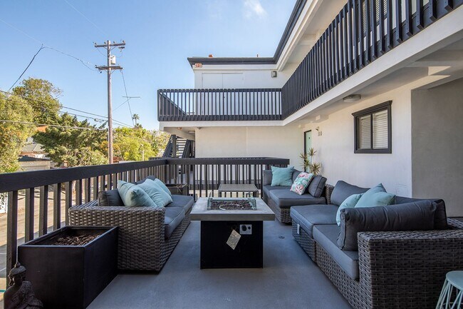 Building Photo - 2 Br in a Beautiful Bird Rock Location wit...