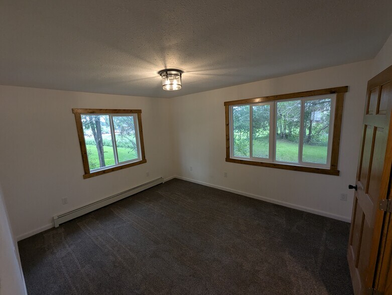 Bedroom - 747 Oak St N
