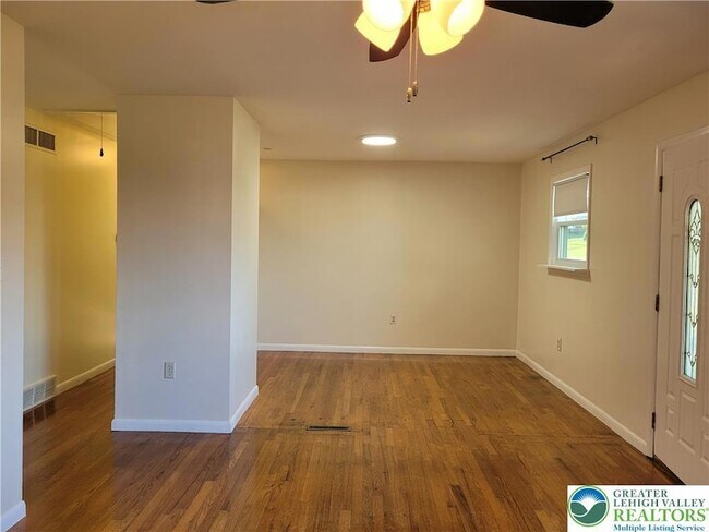 Building Photo - 932 Kossuth St