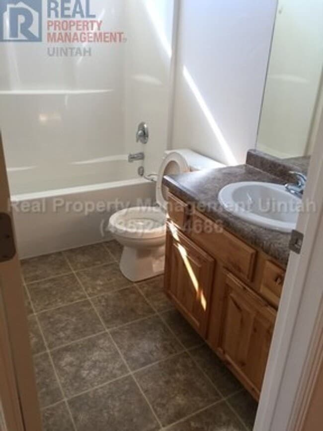 Building Photo - 3 Bed 2.5 Bath Townhome in Split Mountain.