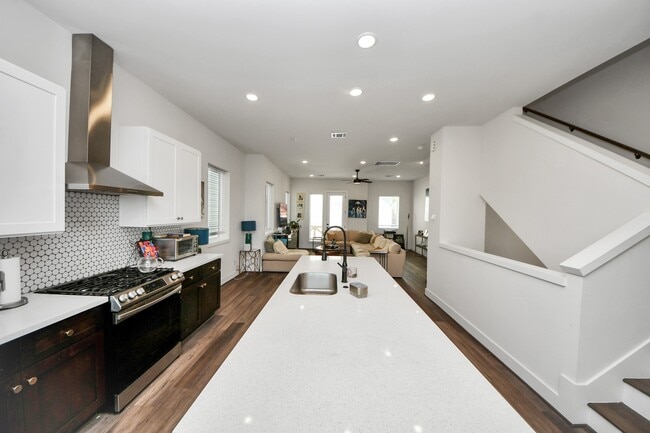 Building Photo - 3905 B Pinemont Dr