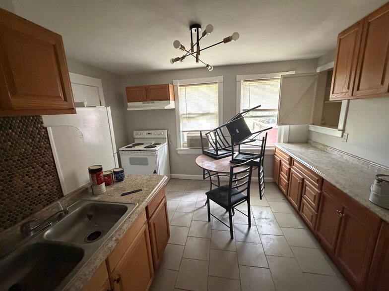 Building Photo - Room in Duplex on M.L.K. Jr Dr SW