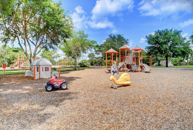 Building Photo - 17768 Maplewood Dr