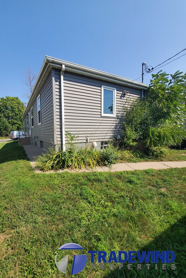 Building Photo - 1408 Lake St NE