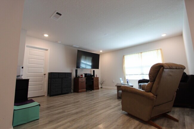 Building Photo - 5372 Wyndell Cir