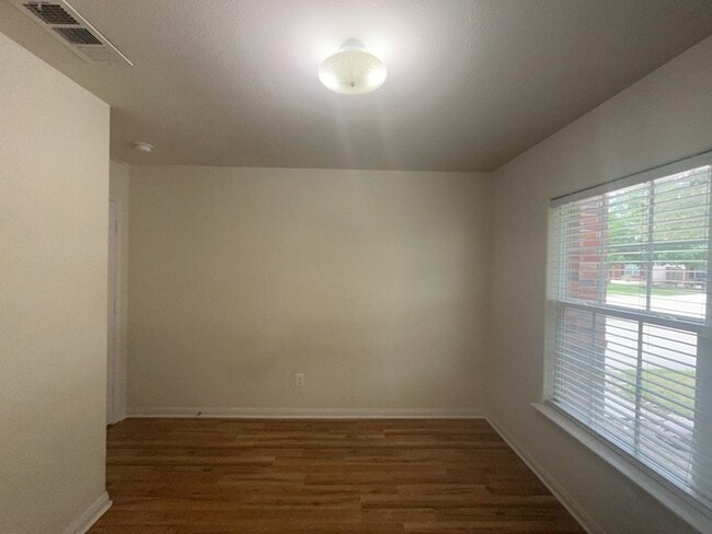 Building Photo - 10009 Iron Ridge Dr