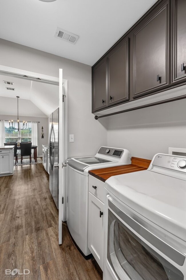 Building Photo - Check Out this 4 bed 2 bath