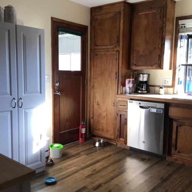 Building Photo - Coming Available 3 Bedroom
