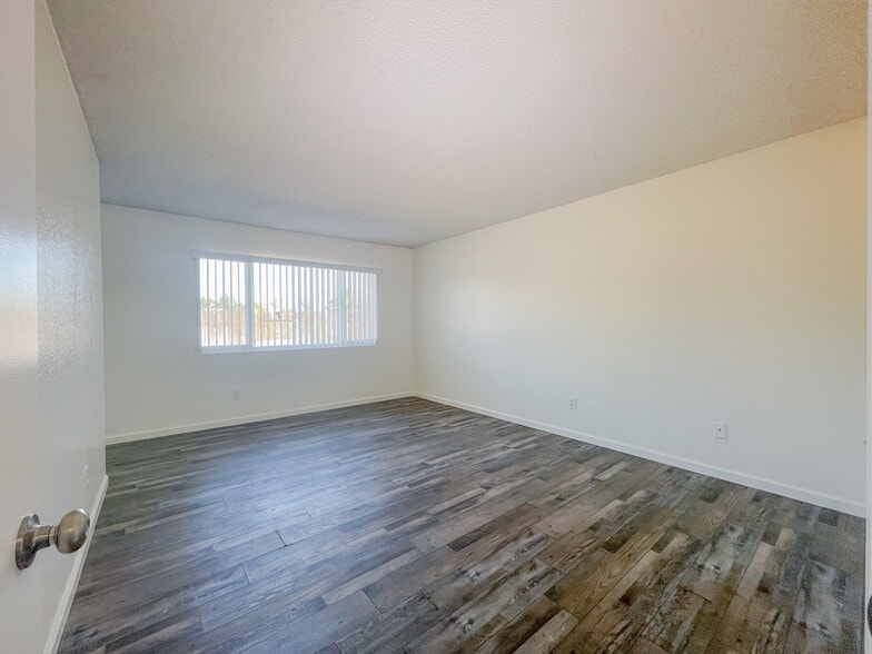 Master Bedroom (from hallway door) - 25770 Mariposa St