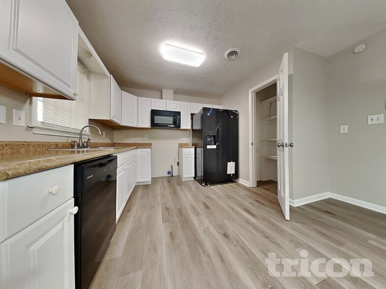 Building Photo - 3735 Linwood Way