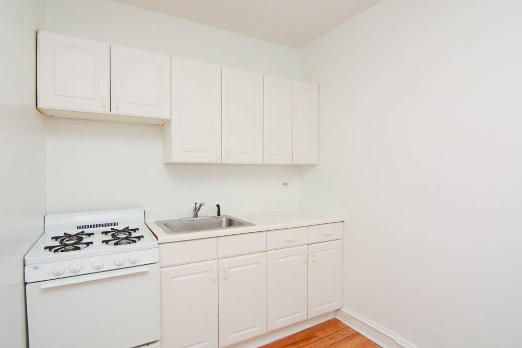 Building Photo - 544 W Wellington Ave