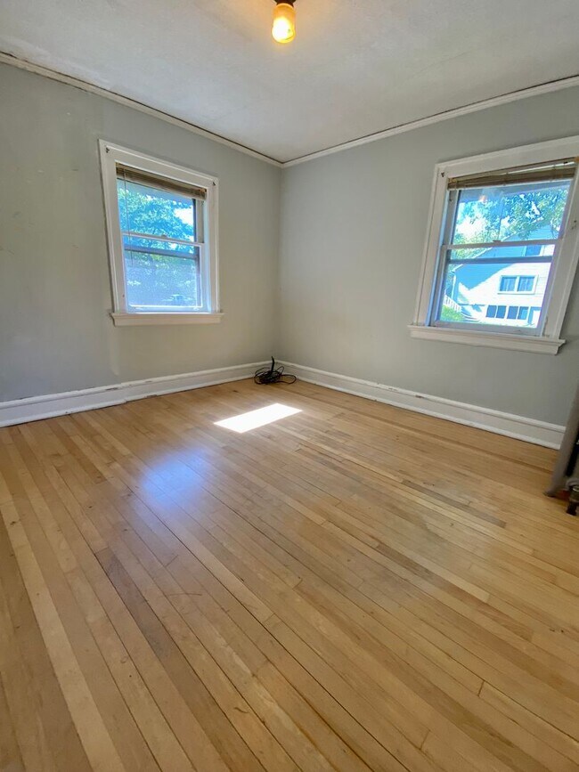 Building Photo - 2016-2018 E 6th Street