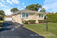 Building Photo - *** SCHOOL DISTRICT 25 / 3 BDRM -1.5 BTH /...