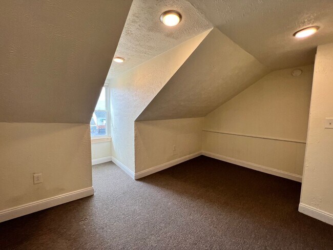 Building Photo - 1408 Fernleaf St
