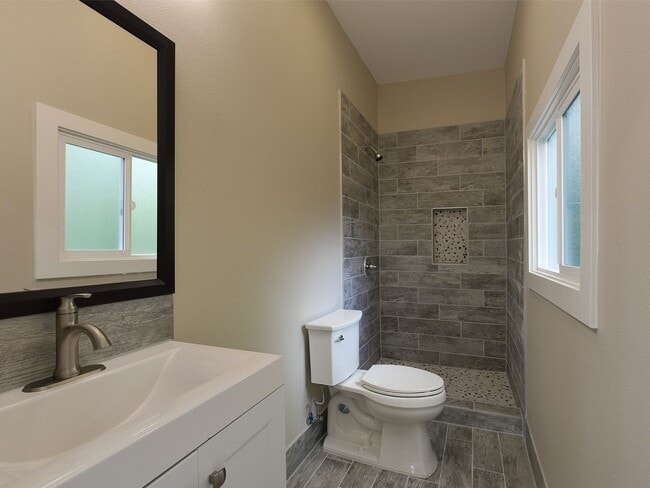 Building Photo - 2132-2134 NW Aspen Ave