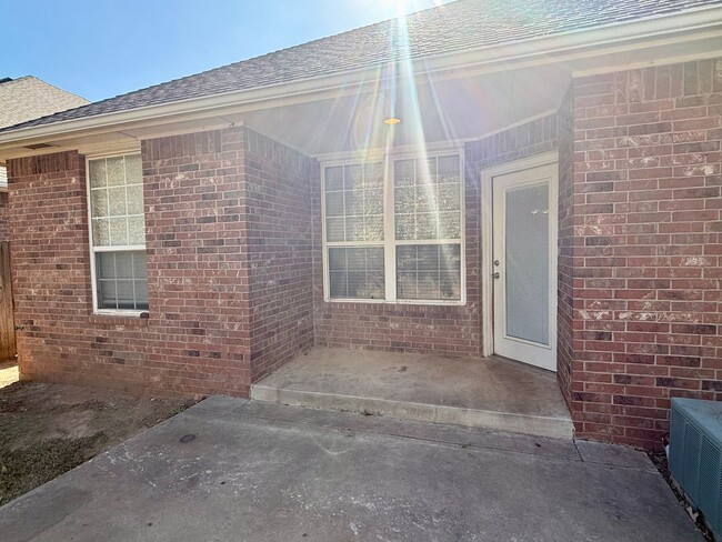 Building Photo - Beautiful Home in Surrey West of Yukon wit...