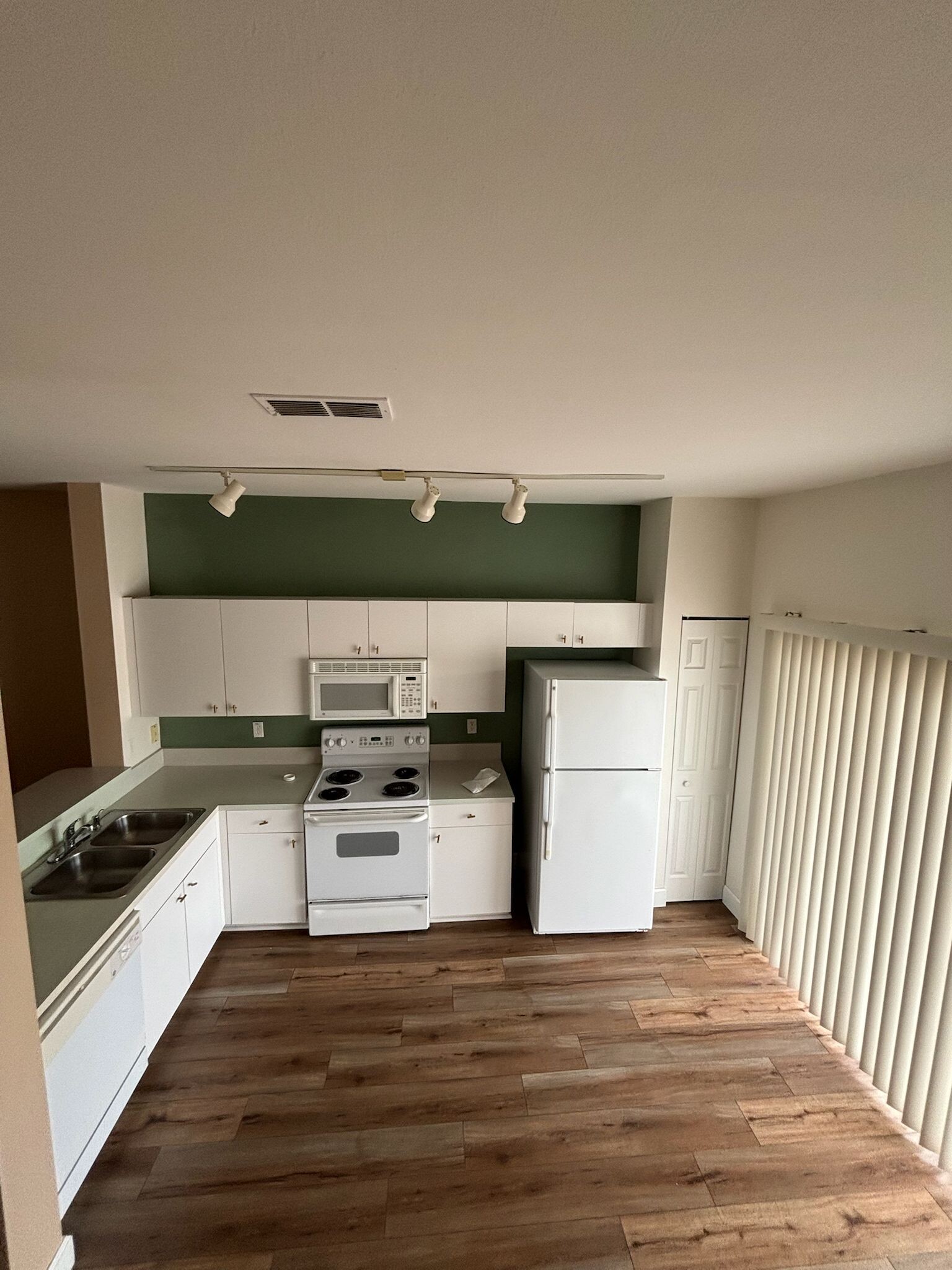 Building Photo - 3642 Pine Oak Cir