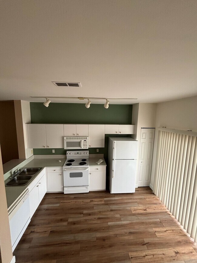 Building Photo - 3642 Pine Oak Cir